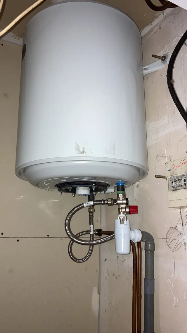 Chauffe-eau électrique remplacé avec groupe de sécurité