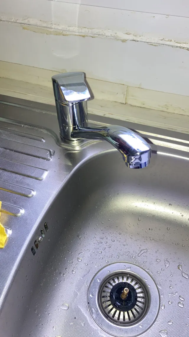 Remplacement d'un robinet d'évier