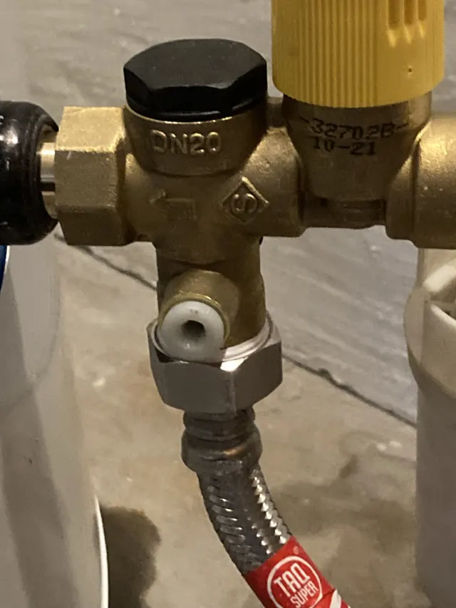 Réducteur de pression et vanne sur arrivée d'eau