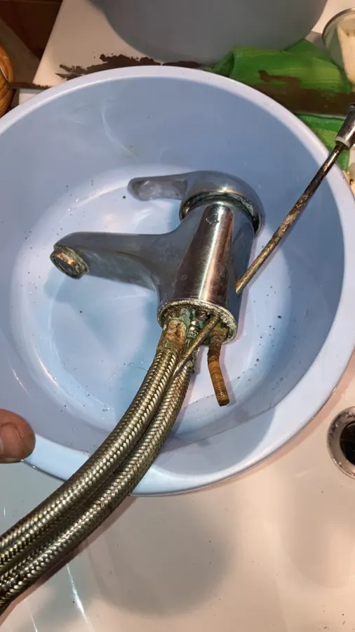 Lavabo équipé d’un mitigeur neuf à Cléon