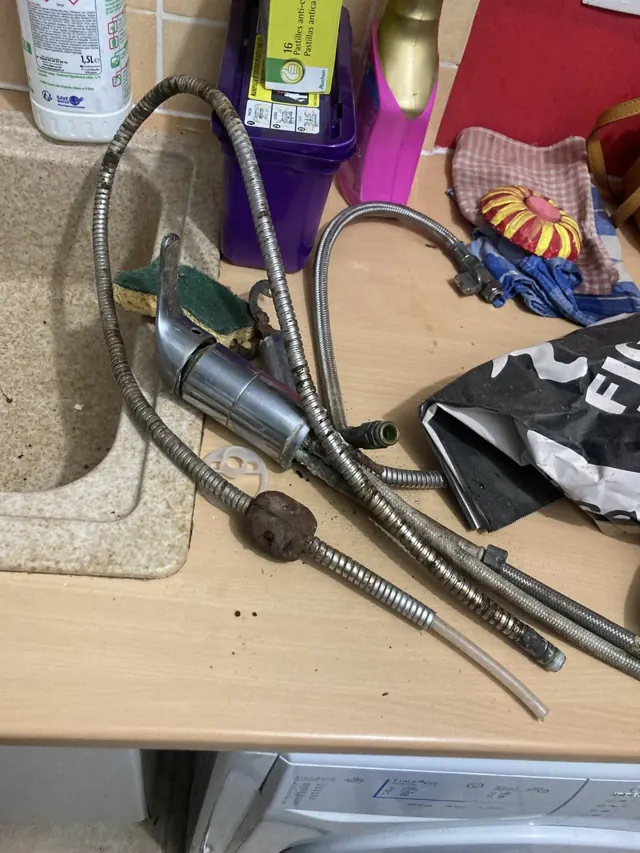 Outillage et pièces prêts pour un dépannage de plomberie à Belbeuf
